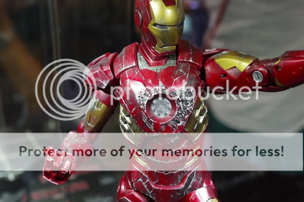 ironman@suit up (k-r   35mm f2.4)