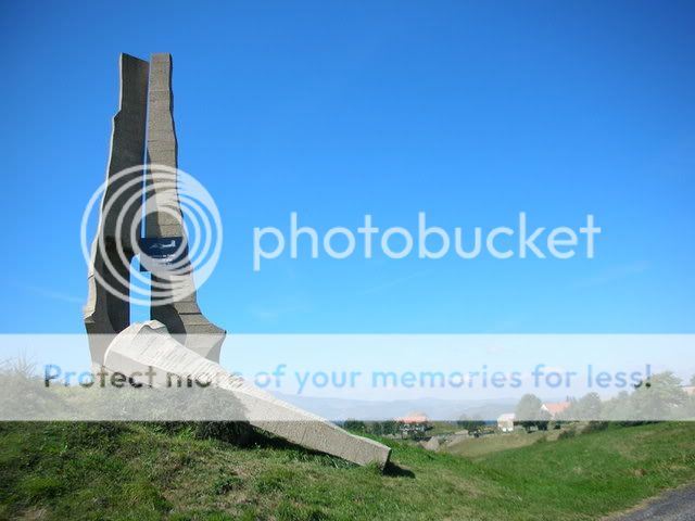Monument de Mézilhac et aviation . DSCN0959