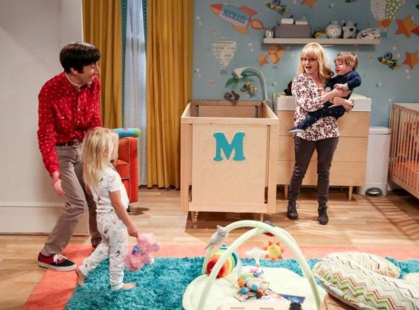 Howard (Simon Helberg) and Bernadette (Melissa Rauch) tend to their kids Halley and Michael on THE BIG BANG THEORY.