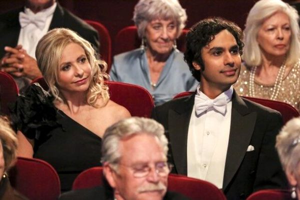 Raj (Kunal Nayyar) and his date Sarah Michelle Gellar watch as Amy (Mayim Bialik) and Sheldon, off-screen, are awarded the Nobel Prize in Physics on THE BIG BANG THEORY.