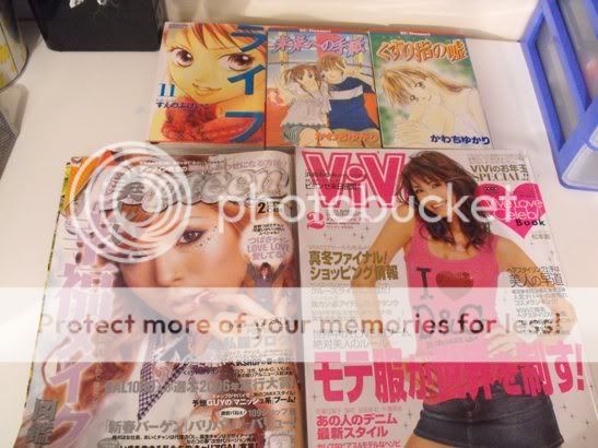 [Seller] Manga; Anime; Wigs; Pins; Books; etc DSCF2007