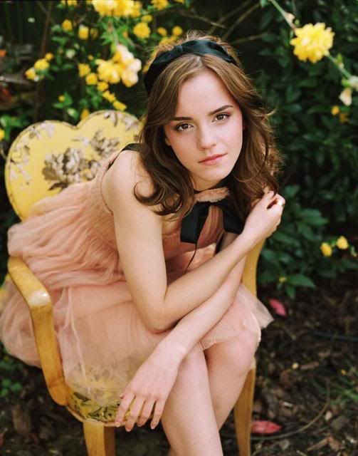 MIROIR, DIS-MOI... - Page 2 Emma-watson-1