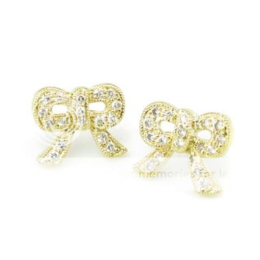 Give your day look a super luxe updatewith this diamond earrings.