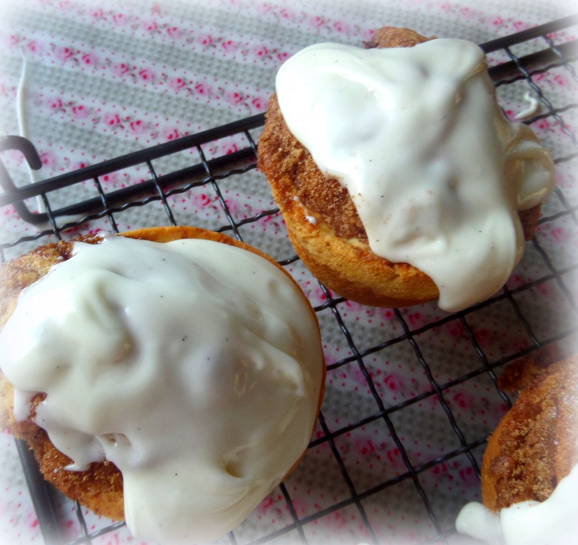 The English Kitchen: Glazed Cinnamon Roll Muffins