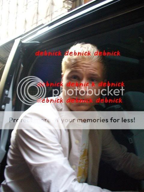 http://img.photobucket.com/albums/v519/vivibsbcarter/unbreakable%20tour/bsb%20na%20itali/Roma%2024-25%20nov%20Instore%20and%20Outside%20Hotel/27E37.jpg?t=1196358667