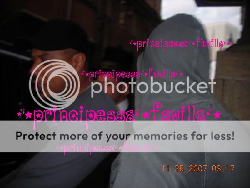 http://img.photobucket.com/albums/v519/vivibsbcarter/unbreakable%20tour/bsb%20na%20itali/Roma%2024-25%20nov%20Instore%20and%20Outside%20Hotel/27E38.jpg?t=1196358675