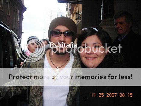 http://img.photobucket.com/albums/v519/vivibsbcarter/unbreakable%20tour/bsb%20na%20itali/Roma%2024-25%20nov%20Instore%20and%20Outside%20Hotel/37E27.jpg?t=1196358686