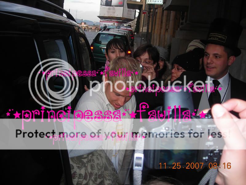 http://img.photobucket.com/albums/v519/vivibsbcarter/unbreakable%20tour/bsb%20na%20itali/Roma%2024-25%20nov%20Instore%20and%20Outside%20Hotel/37E28.jpg?t=1196358696