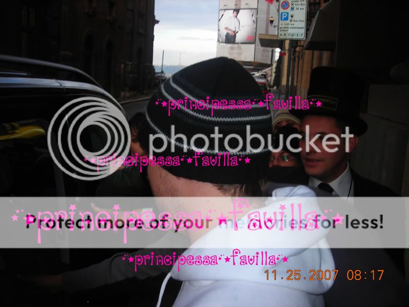 http://img.photobucket.com/albums/v519/vivibsbcarter/unbreakable%20tour/bsb%20na%20itali/Roma%2024-25%20nov%20Instore%20and%20Outside%20Hotel/57E15.jpg?t=1196358714