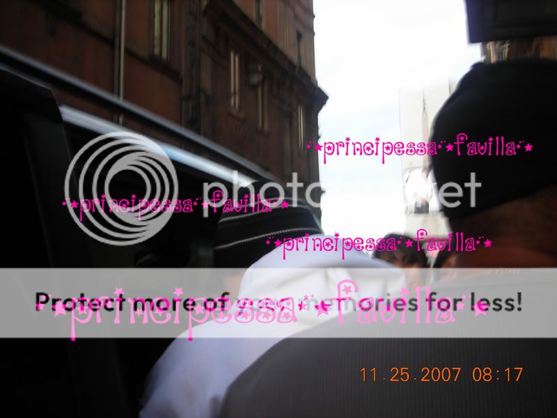 http://img.photobucket.com/albums/v519/vivibsbcarter/unbreakable%20tour/bsb%20na%20itali/Roma%2024-25%20nov%20Instore%20and%20Outside%20Hotel/57E16.jpg?t=1196358723