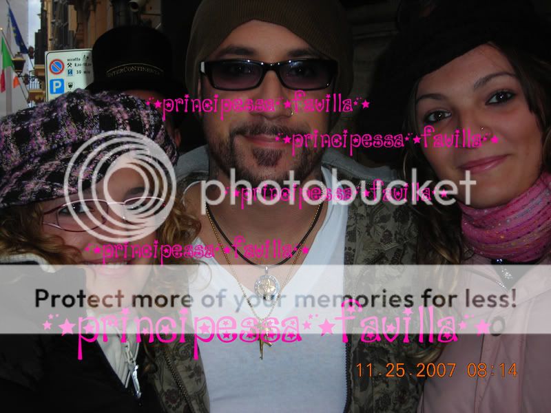 http://img.photobucket.com/albums/v519/vivibsbcarter/unbreakable%20tour/bsb%20na%20itali/Roma%2024-25%20nov%20Instore%20and%20Outside%20Hotel/77E12.jpg?t=1196358777