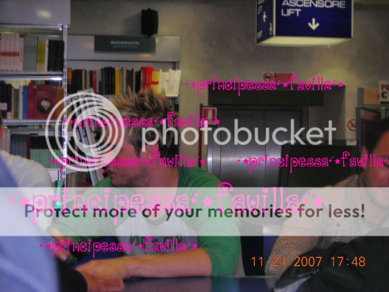 http://img.photobucket.com/albums/v519/vivibsbcarter/unbreakable%20tour/bsb%20na%20itali/Roma%2024-25%20nov%20Instore%20and%20Outside%20Hotel/97E8.jpg?t=1196358821