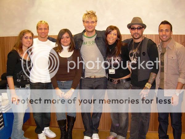 http://img.photobucket.com/albums/v519/vivibsbcarter/unbreakable%20tour/bsb%20na%20itali/meetgreet3.jpg?t=1196366785