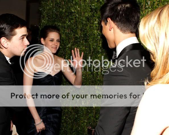2010 Vanity Fair Oscar Party - Photo's Anna, Kristen & Taylor TaylorKristen-1