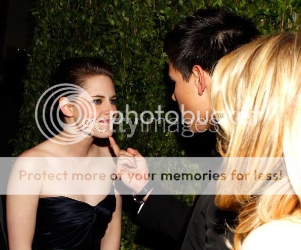 2010 Vanity Fair Oscar Party - Photo's Anna, Kristen & Taylor TaylorKristen3-1