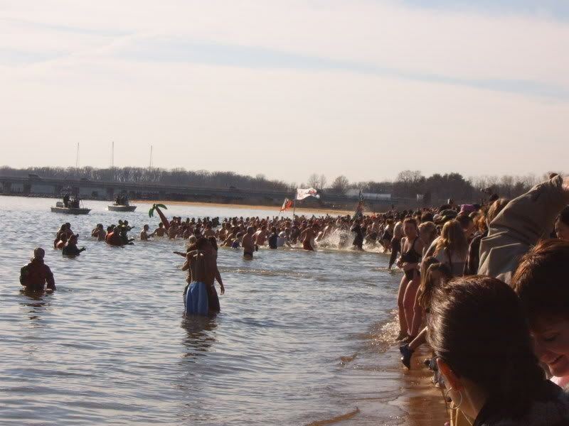 I'm Jumpin in the Bay! PolarBearPlunge2007010