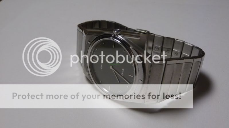 quelles montres sont designées de maniere a creer un ensemble boite/bracelet ? P1080254
