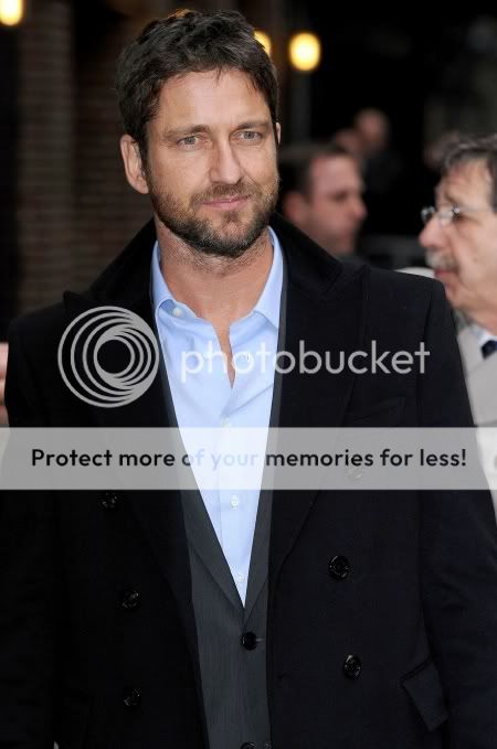 Gerard Butler - Pgina 11 100315M8_BUTLER_B-GR_03