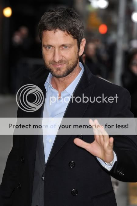 Gerard Butler - Pgina 11 100315M8_BUTLER_B-GR_05