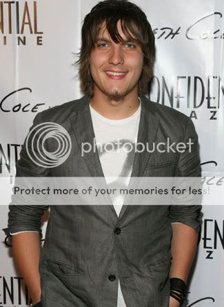 Scott Michael Foster (Cappie en GREEK) E_ScottMichaelFoster_325