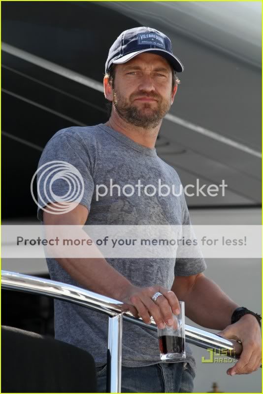 Gerard Butler - Pgina 15 Gerard-butler-cannes-moran-atias-02