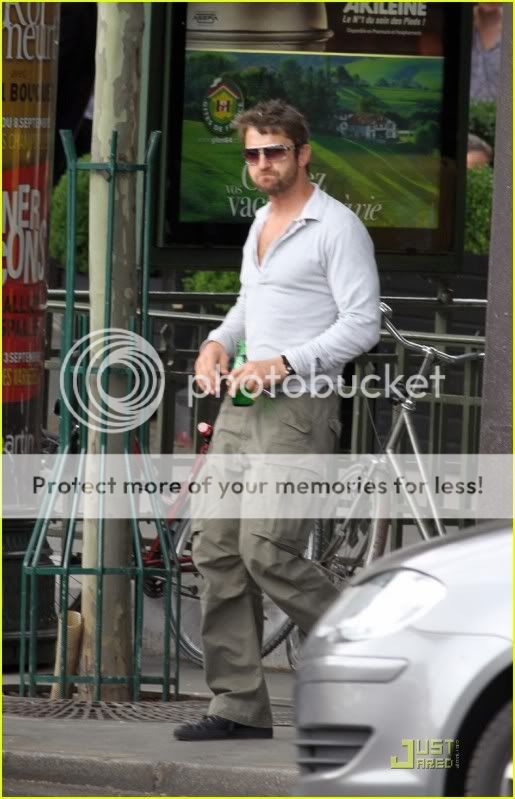 Gerard Butler - Pgina 15 Gerard-butler-playing-paris-02