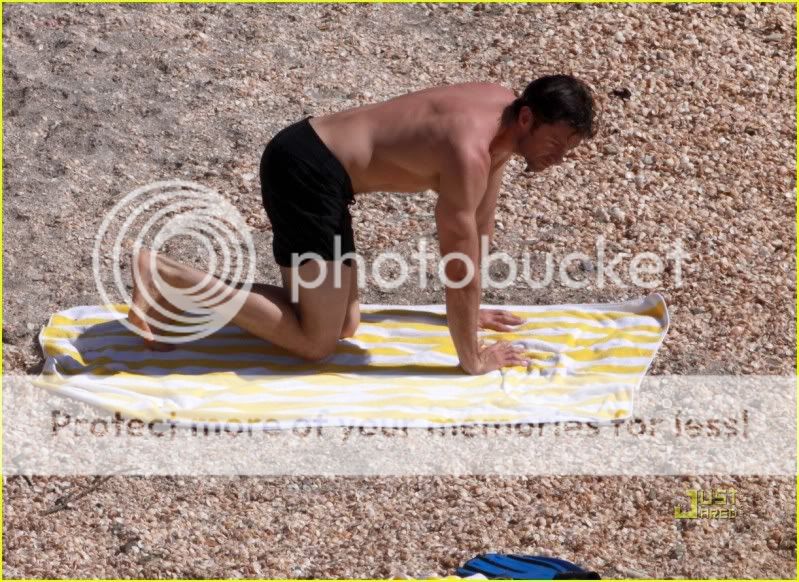 Hugh Jackman - Pgina 7 Hugh-jackman-st-barts-beach-24