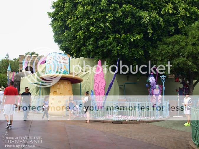 [Disneyland Park] Alice in Wonderland fermée pour mise en conformité (16 juillet au 13 août 2010 et de mi-mars au 04 juillet 2014)  P1016788