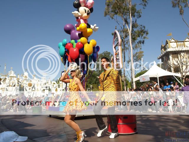 [Disneyland Park] Celebrate! A Street Party P1010078