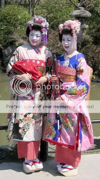 Que es una geisha? 337px-Geisha-fullheight