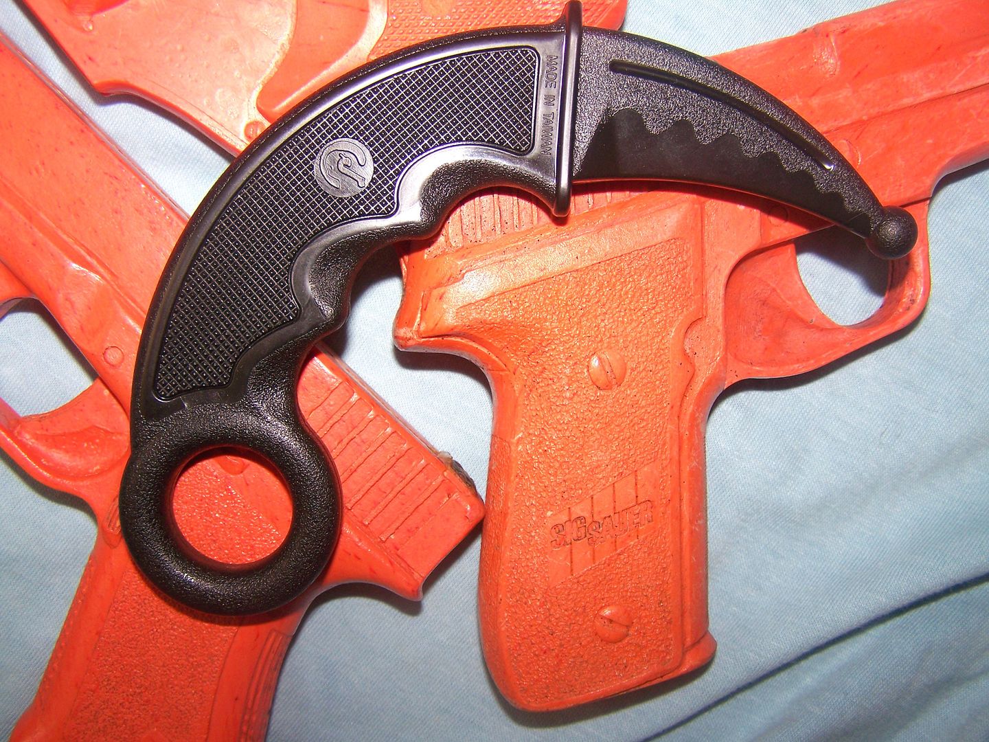 DANGEROUS CURVES: THE KARAMBIT Kerambit%20with%20Redguns%202_zpstwrkg3pr