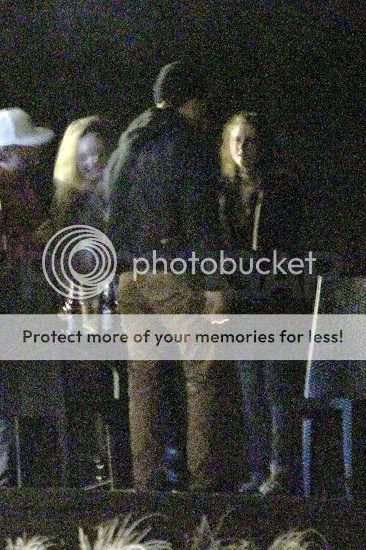 Kristen Stewart celebrando su cumpleaños, con Robert Pattinson OF COURSE. Be2c2ca199e56843_SPL266202_004wtmkpreview