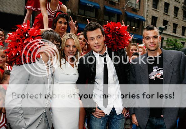 Cory Monteith - Sayfa 9 GleeCheerleadersExclusivePerform-1